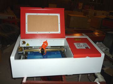 China Van de Graveursco2 van de Desktoplaser de Lasergravure en Snijmachine voor het Snijden Hoofdstuk en de Artistieke Werken leverancier